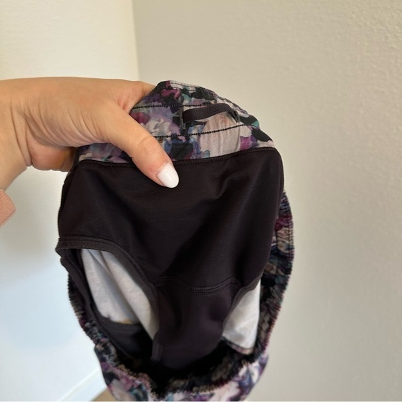 Lululemon Hotty Hot Shorts 2.5" Inseam Utopia Multi Color Lined Size 10 Women’s - Picture 9 of 10